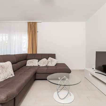 Vakantiehuis Cozy In With Wifi Mundanije